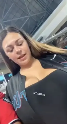 Flash at the marlins game⚾️👅