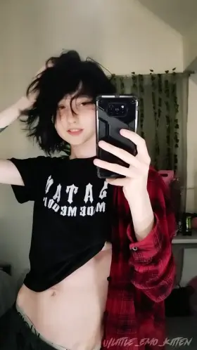 My cat went crazy when I was trying to record 😖 do you like my collarbone?