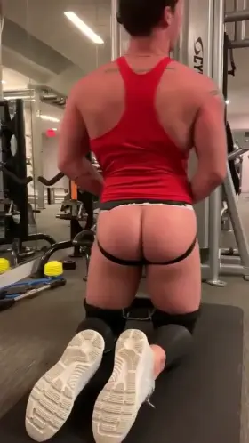 At the gym, training that core 🤫