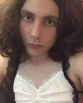 Need someone to go down on me… any volunteers? 💋