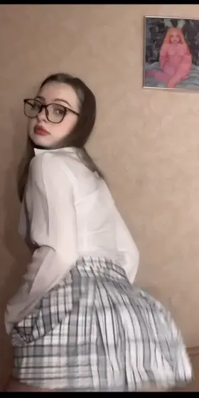 Do you like my bouncing ass in my skirt?😜🔥