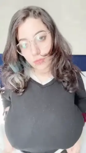 A quick titty drop from your big tiddy goth gf 💙