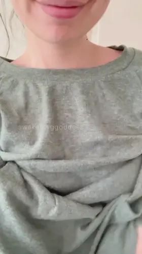 Being home alone always makes me extra horny. Wanna come over? 😜