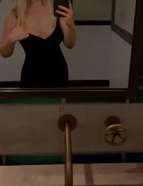 Mmm after that meal, I’m feeling kinda frisky in the restroom [GIF]