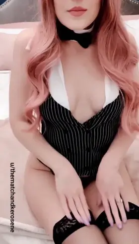 This time, sitting back one the bed, but in heels 🤗