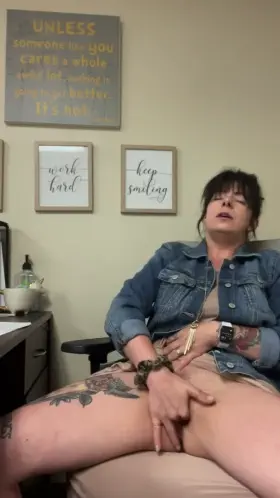 Fingering myself at work is so exciting and risky 🥵 [F]