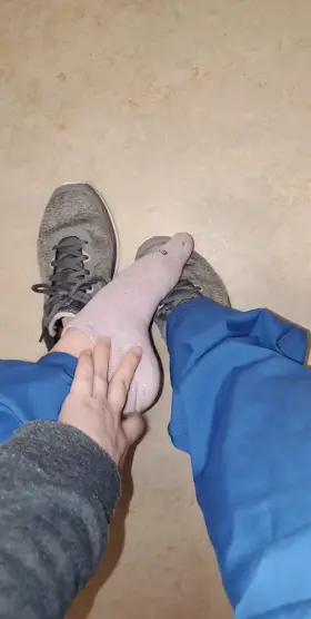 Does anyone love sucking one toes that have been in sneakers for 12 hrs straight...?
