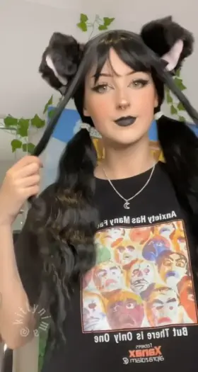 show some love if you want me to lift my shirt for you 😏💖