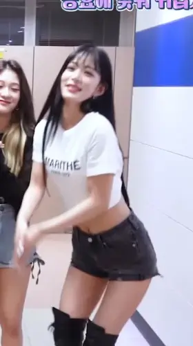 Fromis_9 - Chaeyoung showing off her tight body
