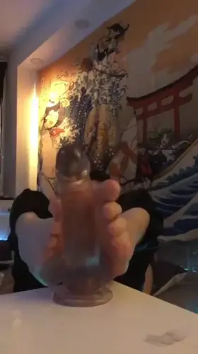 cum on my toes daddy?😈