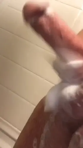 Just hubby stroking his fat monster cock🍆in the 🚿😻🤤who wants to help😈