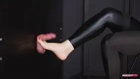 Gloryhole cum drippin on feet