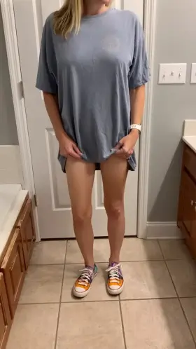 A little kitty, titty, buthole reveal (f)rom this milf.