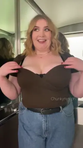 I love flashing in elevators!