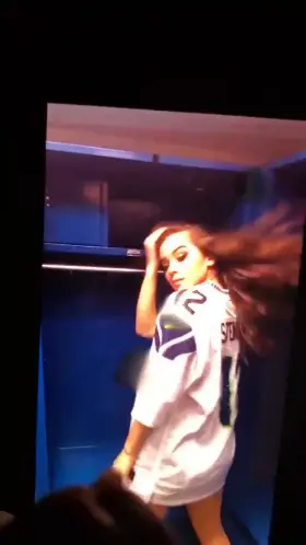 Hailee Steinfeld is so sexy in that jersey