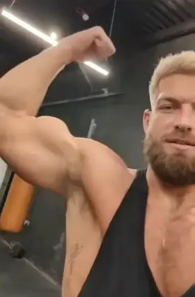 Got myself all hot and sweaty in the gym 🥵💪🏼