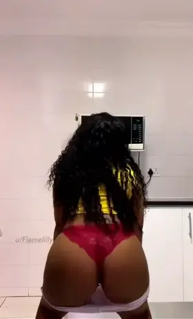 Peel and twerk in the kitchen