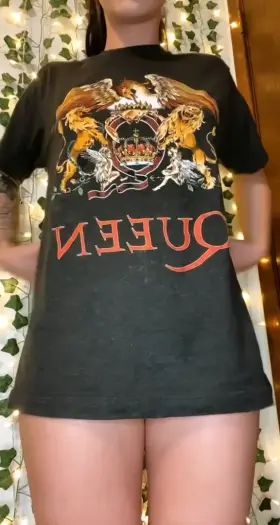 Big shirt and no underwear is the best combo 😇