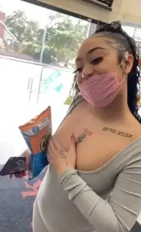 Showin tits for hot chips