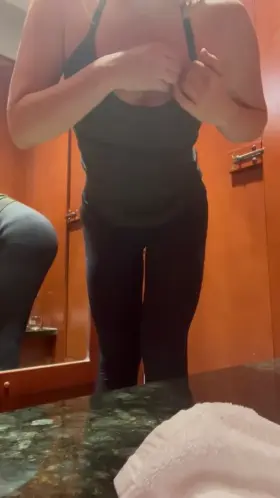 Titty reveal in the gym changing room ;) [f]