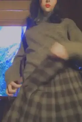 Tiny Audrey Horne wannabe stripping for ya 💋☕️