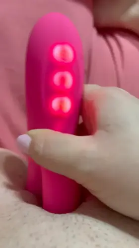 Watch me cum to my new vibrator!