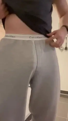 Who likes grey sweatpants too? 😈