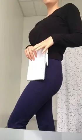 A little dance in between customers to wake myself up 🥳 [f]