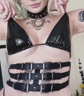 How about alternative girls and their titty drops? 🥺👉🏻👈🏻