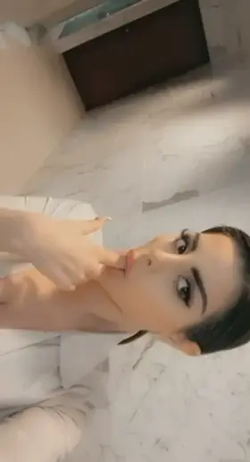 I always hide my DDDs in public with loose clothing but show the whole internet ✌🏼