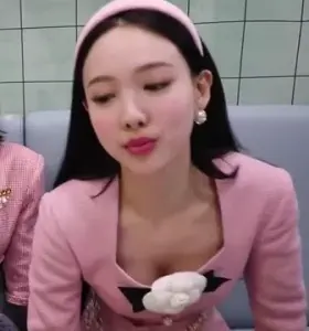 Nayeon TWICE TV “2020 ASIA ARTIST AWARDS” Slowmo GIF