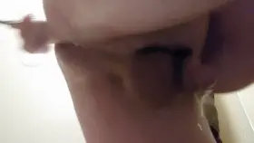 Bottom has four squirting orgasms in less than a minute