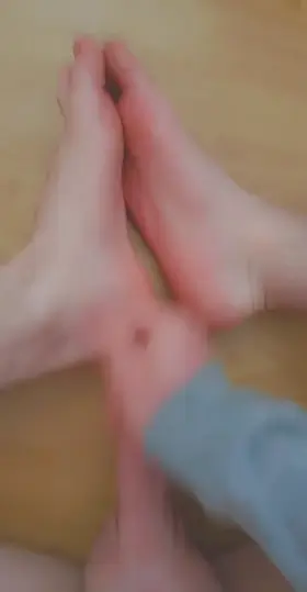 can someone pls clean up (m)y toes for me🤭 they got a bit messy😘