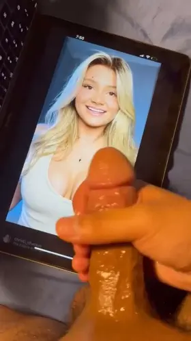 Sat next to this blonde bimbo in bio , feels great to show what I pumped to everyday after class 🥵