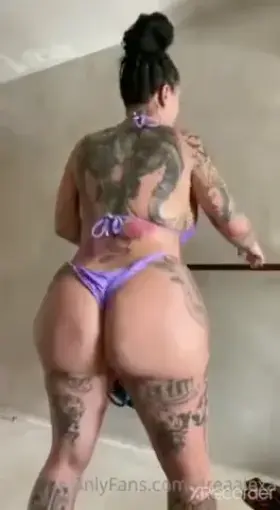 🥵Hot tattooed woman moves her huge ass🍑CONTENT IN COMMENTS👇