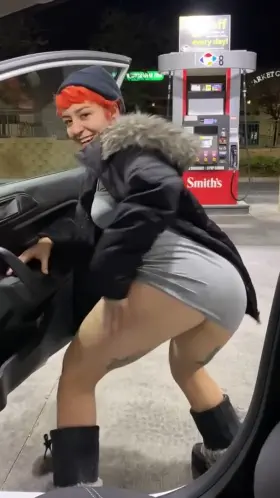 Popping my pussy at the gas station 🤷🏼‍♀️