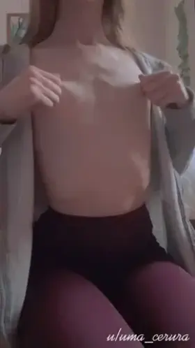 My no-tits tits are the perfect size to play with😊