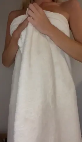 Oops.. I dropped my towel (f) 😝