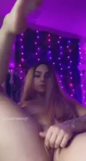 wet shaved pussy, spreading & fingering 🖖🏼💦