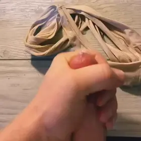 My wife gave me these damp panties right after getting home from the gym 🍆💦👅[m]31