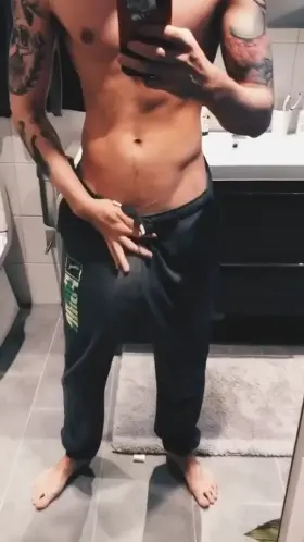 Am I the only one who prefer sweatpants without no underwear?🤔🙈