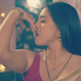 the seduction a desi sexually charged woman can do in a saree 🔥 also look at the armpits 😋😍