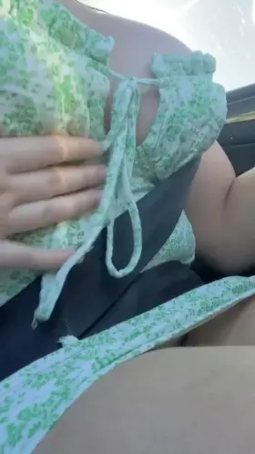 Flashing my tits in the car is so much fun 😍
