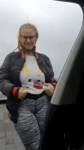 Cukierkowa Zgrywuska flashing her huge boobs in a parking lot