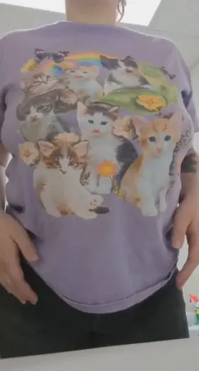 I love kitties & dropping my titties