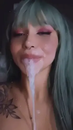 Wow I need to fuck her sloppy throat so bad 💦