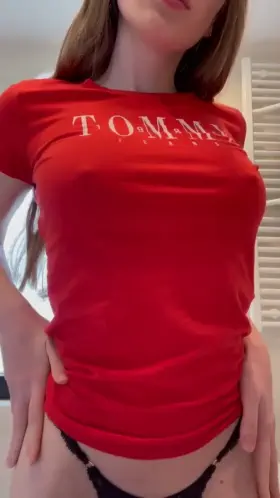 Trying to make you smile this Monday morning with a little titty drop ❤️