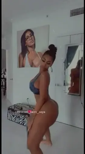 I love to make it wobble, jiggle, clap and twerk