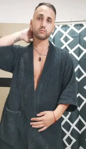 fresh out of the shower 😏 but wanting to get dirty and sweat again 😏🥵