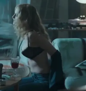 Heather Graham revealing plots from 'Boogie woogie'